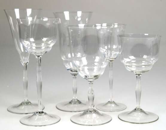 6 Jugendstil-Gläser, Entwurf Fritz Rehm (1871-1928) für Peill & Sohn, Klarglas, H. 15,3 cm bis 19,8 cm - Foto 1