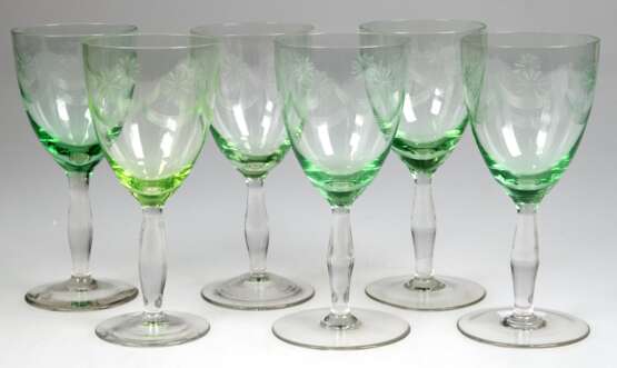 6 Jugendstil-Weingläser, um 1910, davon 5x Kuppa aus Uranglas mit Floraldekor, H. 15 cm - Foto 1
