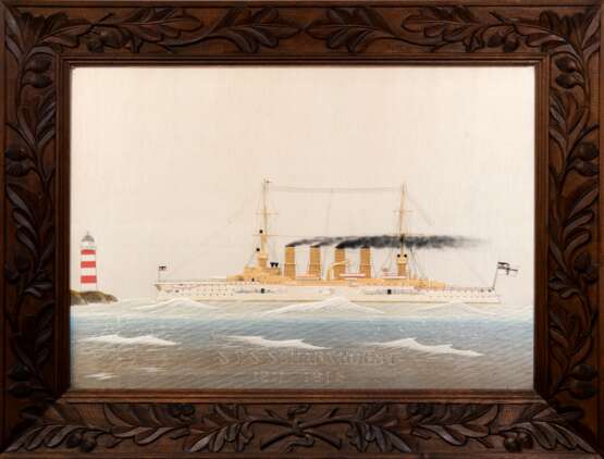 Kapitänsbild "S.M.S. Scharnhorst 1911-1913", feine Seidenarbeit, Anfertigung für Kapitän zur See Bernhard Rösing (1869 New York-1947 Kiel) 46x65 cm, hinter Glas, in reich geschnitztem Eichenrahmen mit Eichenlau… - photo 1