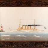 Kapitänsbild "S.M.S. Scharnhorst 1911-1913", feine Seidenarbeit, Anfertigung für Kapitän zur See Bernhard Rösing (1869 New York-1947 Kiel) 46x65 cm, hinter Glas, in reich geschnitztem Eichenrahmen mit Eichenlau… - photo 1