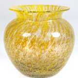 Murano-Vase, Balusterform, Klarglas mit gelben und dunklen Einschmelzungen und Lufteinschlüssen, H. 16,5 cm - фото 1
