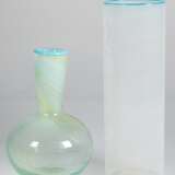 2 Murano-Vasen, Baluster- bzw. Zylinderform mit spiralförmigen Fadeneinschmelzungen und hellblauem Rand, H. 22,5 cm und 30,5 cm - Foto 1