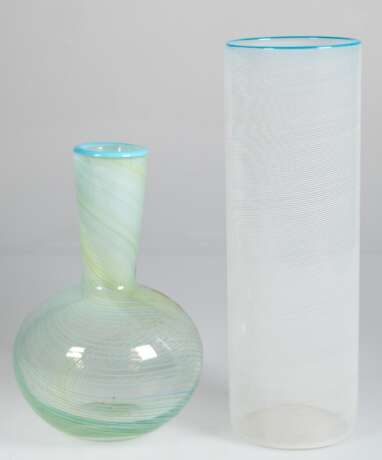 2 Murano-Vasen, Baluster- bzw. Zylinderform mit spiralförmigen Fadeneinschmelzungen und hellblauem Rand, H. 22,5 cm und 30,5 cm - Foto 1