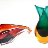 2 Murano-Objekte, Sommerso, dabei Vase, grün und bernsteinfarben, abgeflachte Flügelform H. 15 cm und Aschenbecher, rot und blau, mit 2 Ablagen, H. 6,5 cm , L. 15 cm - photo 1