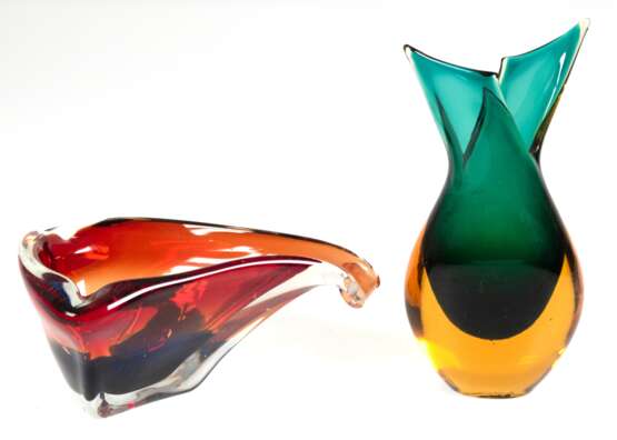 2 Murano-Objekte, Sommerso, dabei Vase, grün und bernsteinfarben, abgeflachte Flügelform H. 15 cm und Aschenbecher, rot und blau, mit 2 Ablagen, H. 6,5 cm , L. 15 cm - photo 1