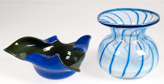 2 Murano-Objekte, dabei Vase, Balusterform, mit hellblauem Innenfang und blauen fadenförmigen Einschmelzungen, H. 14,6 cm und Schale, unregelmäßige Dreiecksform, blaues Glas mit olivgrünem Innenfang, H. 7,5 cm, Dm. 19 cm… - photo 1