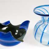 2 Murano-Objekte, dabei Vase, Balusterform, mit hellblauem Innenfang und blauen fadenförmigen Einschmelzungen, H. 14,6 cm und Schale, unregelmäßige Dreiecksform, blaues Glas mit olivgrünem Innenfang, H. 7,5 cm, Dm. 19 cm… - photo 1