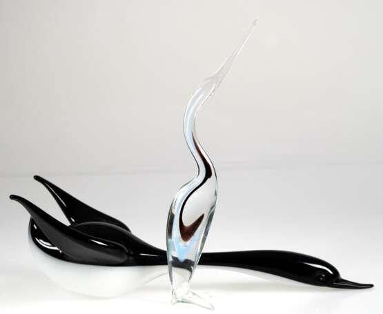 2 Murano-Vogelfiguren, dabei Reiher, Klarglas mit weinroten und hellblauen Einschmelzungen H. 29 cm und Ente, mit schwarz-weißem Korpus (kopflastig), H. 10 cm, L. 40 cm - фото 1