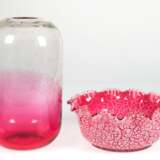 2 große Murano-Objekte, dabei Vase, Arte Vetro, Albert Seguso & Co., Klarglas im unteren Bereich rosafarbenes Glas, mit Lufteinschlüssen H. 32 cm und Schale mit gefaltetem Rand, Klarglas mit rosa Innenfang und weißen… - фото 1