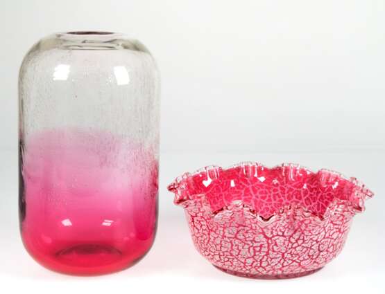 2 große Murano-Objekte, dabei Vase, Arte Vetro, Albert Seguso & Co., Klarglas im unteren Bereich rosafarbenes Glas, mit Lufteinschlüssen H. 32 cm und Schale mit gefaltetem Rand, Klarglas mit rosa Innenfang und weißen… - фото 1