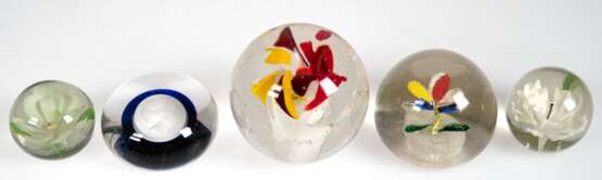5 diverse Paperweights, farblose abgeflachte Glaskugeln mit farbigen Einschmelzungen, davon 4x in Blütenform und 1x mit Kamee-Einsatz, Dm. 5,2 cm - 8,2 cm - фото 1