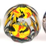 3 diverse Paperweights, davon 2x farblose abgeflachte Glaskugeln mit farbigen Einschmelzungen in Blütenform bzw. Monogr. "KB" und 1x runde facettierte Form mit Blüten, Dm. 7,5 cm- 9 cm - фото 1