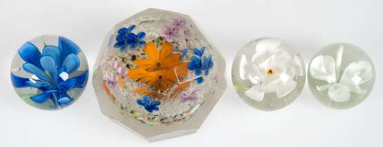 4 diverse Paperweights, davon 3x farblose abgeflachte Glaskugeln und 1x facettiert geschliffen (best.), mit farbigen Einschmelzungen in Blütenform, Dm. 4,2 cm - 8 cm - фото 1