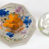 4 diverse Paperweights, davon 3x farblose abgeflachte Glaskugeln und 1x facettiert geschliffen (best.), mit farbigen Einschmelzungen in Blütenform, Dm. 4,2 cm - 8 cm - фото 1