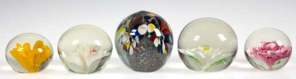 5 diverse Paperweights, farblose abgeflachte Glaskugeln mit farbigen Einschmelzungen, davon 4x in Blütenform, Dm. 5,5 cm - 7,3 cm - фото 1