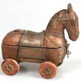 Trojanisches Pferd, um 1900, Holz mit reliefierten Metall-Beschlägen, auf 4 Rädern, aufklappbar, innen 2 Vertiefungen, Gebrauchspuren, H. 12,5 cm, L. 13,5 cm - photo 1