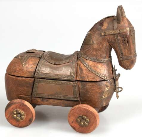 Trojanisches Pferd, um 1900, Holz mit reliefierten Metall-Beschlägen, auf 4 Rädern, aufklappbar, innen 2 Vertiefungen, Gebrauchspuren, H. 12,5 cm, L. 13,5 cm - photo 1