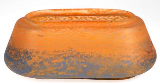 Jugendstil-Jardiniere, oval, Mattglas mit orangen und blauen Einschmelzungen, 10,5x27,5x14 cm - photo 1