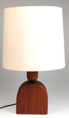 Tischlampe, Dänemark um 1970, 1-flammig, Teakholz-Fuß, beiger Stoffschirm, Ges.-H. 49 cm - photo 1