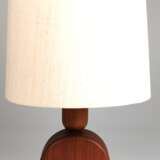 Tischlampe, Dänemark um 1970, 1-flammig, Teakholz-Fuß, beiger Stoffschirm, Ges.-H. 49 cm - photo 1