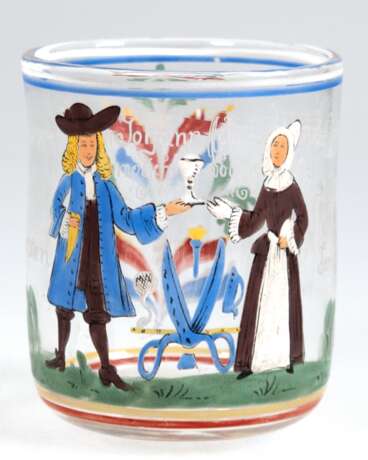 Barock-Glas, zylindrischer Korpus mit ausgeschliffenem Abriß, polychrome figürliche und florale Emailmalerei und Sinnsprüche, Füße fehlen, H. 9 cm - фото 1