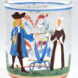 Barock-Glas, zylindrischer Korpus mit ausgeschliffenem Abriß, polychrome figürliche und florale Emailmalerei und Sinnsprüche, Füße fehlen, H. 9 cm - фото 1