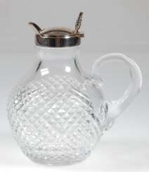 Weinkaraffe, Kristall mit 925er Silbermontur, Gebr. Deyhle Pforzheim, gebauchter Korpus mit Waffelschliff und Henkel, Scharnierdeckel mit Weintrauben als Daumendrücker, H. 19 cm