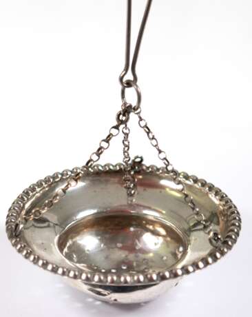 Teesieb um ca. 1870, mit Perlrand, Silber geprüft, zum Einstecken in Kannentülle, Durchmesser ca. 6,9 cm, mit kleinen, altersbedingten Gebrauchsspuren - фото 1
