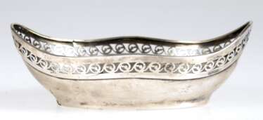 Schälchen, 800er Silber, oval, geschweifter Durchbruchrand mit Riß, Gew. 77 g, 5x14,5x9,5 cm