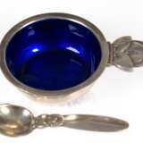 Gewürzschälchen mit Löffel, Georg Jensen, Dänemark, 925er Silber mit blauer Emailleeinlage, Nr. 30, Handhabe und Löffel mit stilisiertem Floraldekor, Dm. 4,3 cm - фото 1