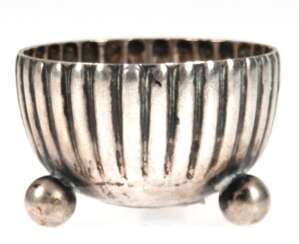 Saliere, 800er Silber, mit Rillendekor, auf 3 Kugelfüßen, Gew. 23,5 g, Dm. 4 cm