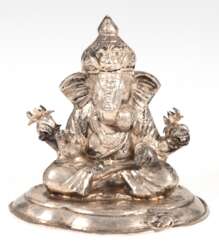Figur &quot;Ganesha&quot;, Silber geprüft, auf vierpassiger Plinthe, Gew. 81,2 g, H. 8,5 cm