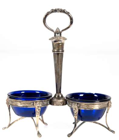 Menage, Silber geprüft, mit 2 blauen Glasschälchen (1x Rand best.), jeweils auf 3 Tatzenbeinen mit Maskaron, mittige Handhabe mit Ringgriff, Gew. (ohne Glas) 166 g, H. 20 cm - Foto 1