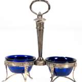 Menage, Silber geprüft, mit 2 blauen Glasschälchen (1x Rand best.), jeweils auf 3 Tatzenbeinen mit Maskaron, mittige Handhabe mit Ringgriff, Gew. (ohne Glas) 166 g, H. 20 cm - Foto 1