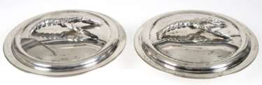 2 Krebs-Schalen, versilbert, rund, auf Deckel plastischer Hummer, mit Keramikeinsatz, Ges.-H. 7 cm, Dm. 17 cm