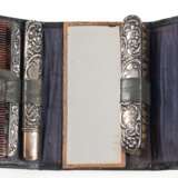 Kleines Reise-Necessaire, 800er Silber, um 1900, schwarzes Lederetui mit Spiegel, Kamm, Bürste und Bleistift in Hülle, floraler Dekor, je L. ca. 8 cm - Foto 1