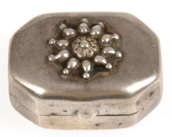 Pillendose, 800er Silber, achtkantig, Deckel mit Blütenrelief, Gebrauchspuren, Gew. 25,7 g, 1,8x3,5x2,5 cm - photo 1 Pillendose, 800er Silber, achtkantig, Deckel mit Blütenrelief, Gebrauchspuren, Gew. 25,7 g, 1,8x3,5x2,5 cm - photo 1