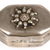 Pillendose, 800er Silber, achtkantig, Deckel mit Blütenrelief, Gebrauchspuren, Gew. 25,7 g, 1,8x3,5x2,5 cm - photo 1
