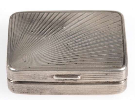 Pillendose, Silber (geprüft), strahlenförmiger Dekor, Gew. 19,4 g, 1,2x4x3 cm - photo 1