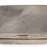 Pillendose, Silber (geprüft), strahlenförmiger Dekor, Gew. 19,4 g, 1,2x4x3 cm - photo 1
