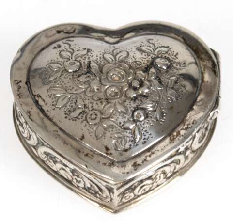 Kleine Herz-Dose, 800er Silber, mit Rosenrelief, Gew. 29,8 g, 1,7x4,4x4,4 cm - photo 1
