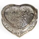 Kleine Herz-Dose, 800er Silber, mit Rosenrelief, Gew. 29,8 g, 1,7x4,4x4,4 cm - photo 1