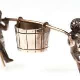 Kleine Figurengruppe "Zwei Putten tragen Bottich", 800er Silber, Ges.-Gew. 28,4 g, H. 3,3 cm - photo 1