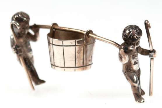 Kleine Figurengruppe "Zwei Putten tragen Bottich", 800er Silber, Ges.-Gew. 28,4 g, H. 3,3 cm - photo 1 Kleine Figurengruppe "Zwei Putten tragen Bottich", 800er Silber, Ges.-Gew. 28,4 g, H. 3,3 cm - photo 1