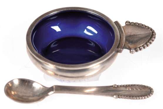 Gewürzschälchen mit Löffel, Georg Jensen, Dänemark, 925er Silber mit blauer Emailleeinlage, Nr. 7, Handhabe und Löffel mit Perlrand, Dm. 4,3 cm - photo 1