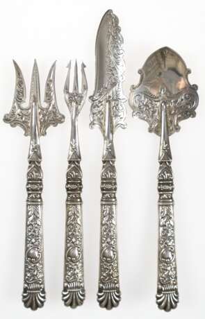 Vorlegebesteck, 4-teilig, victorianisches Hochzeitsgeschenk, Silber, Birmingham 1899 reich floral reliefiert, Griffenden mit Muscheldekor, L. 14,5 cm bis 17,5 cm, im Originaletui - photo 1