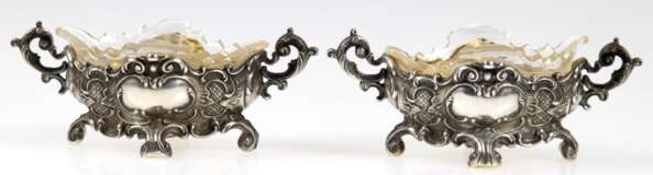 2 Salieren in Jardinierenform, um 1870, Silber mit z.T. satiniertem Glaseinsatz, Ges.-Gew. (ohne Glas) 53 g, L. 10 cm - photo 1