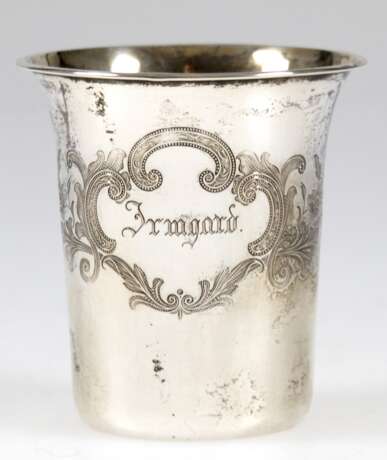 Becher, 19. Jh, 12 Lot Silber, innen vergoldet, ausgestellter und umgeschlagener Rand, in blumenumrankter Kartusche Namensgravur "Irmgard", Gew. 37,5 g, H. 7 cm - фото 1