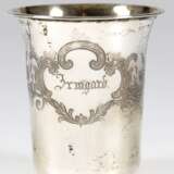Becher, 19. Jh, 12 Lot Silber, innen vergoldet, ausgestellter und umgeschlagener Rand, in blumenumrankter Kartusche Namensgravur "Irmgard", Gew. 37,5 g, H. 7 cm - фото 1