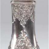Zuckerstreuer, Sheffield 1895, Henry Wigfull, 925er Silber, punziert, 204 g, 4-kantige, sich verjüngende Form mit Floral- und Rocaillenrelief, Streukopf mit Fackelbekrönung, H. 20 cm - Foto 1